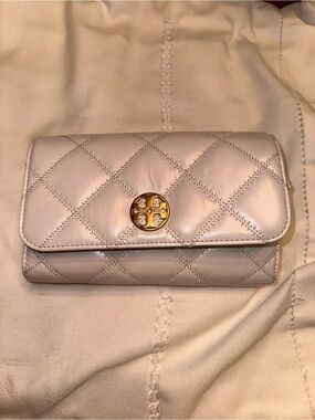 Quilted Leather Wallet Clutch in Light Beige with Gold Emblem